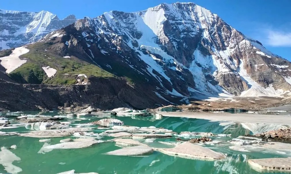 আরও এক রত্ন ওয়ারওয়ান ভ্যালি (Warwan Valley)। হিমালয়ের (Himalayan) উঁচু প্রাচীর আর সবুজ আলপাইন তৃণভূমি (Alpine Meadows)-ঘেরা এই উপত্যকা এখনও পর্যটকদের কাছে প্রায় অচেনা। স্বচ্ছ ঝরনা, কাঠের ঘর আর নিস্তব্ধ পরিবেশ—সব মিলিয়ে এটি ট্রেকিং (Trekking) আর নিঃসঙ্গতা খোঁজার আদর্শ জায়গা।
